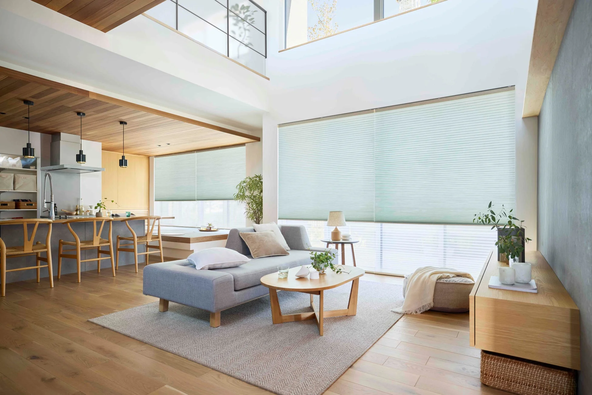 広々としたリビングダイニングキッチンに設置されたハニカムスクリーン