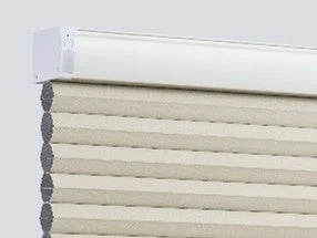 ベージュ色のハニカムシェードのクローズアップ