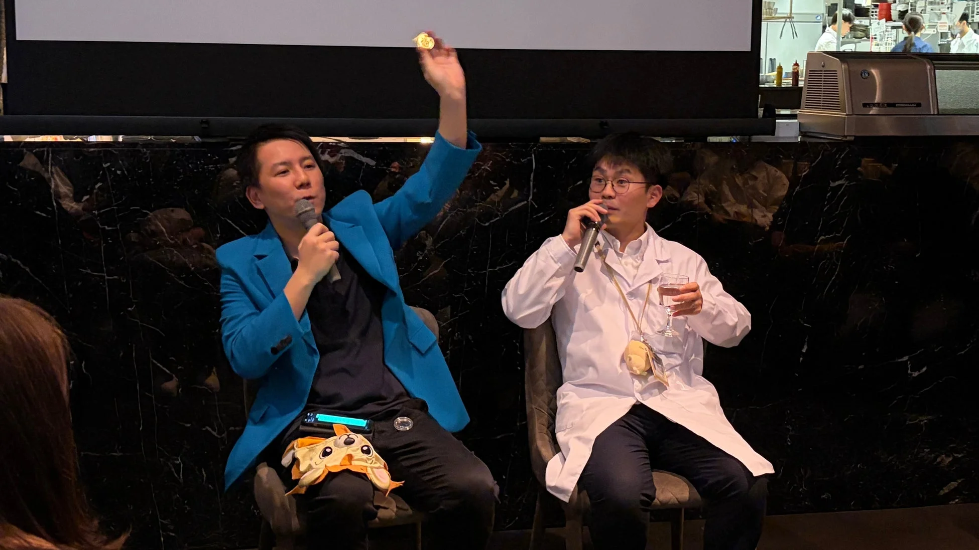 講演中の男性2名