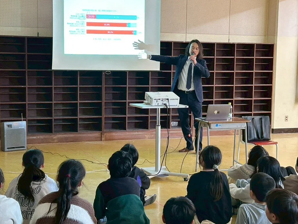 講演で説明する山口氏