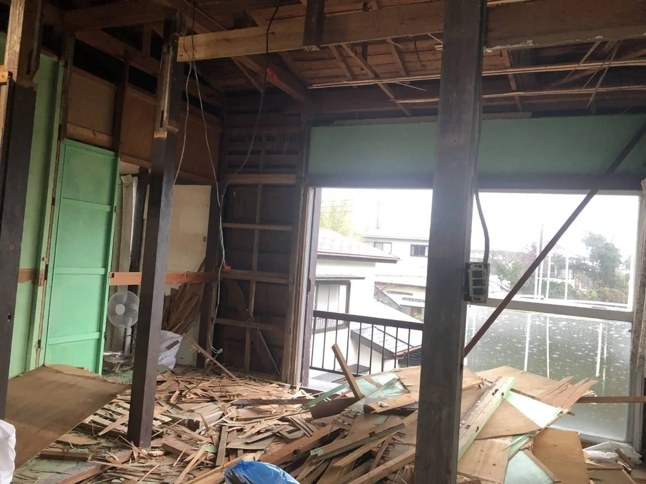 解体途中の家屋内部