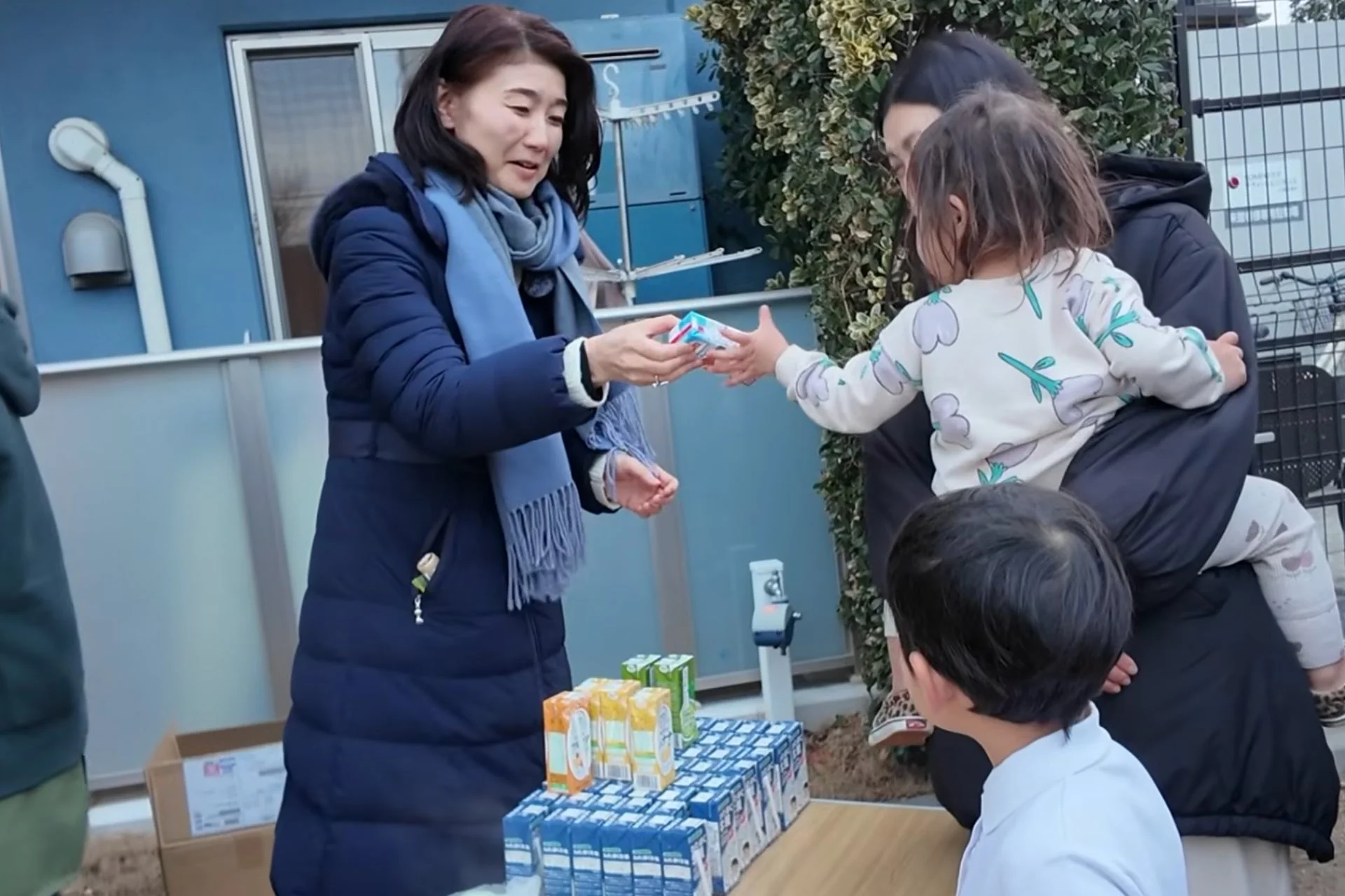 子供たちに飲み物を配布する様子
