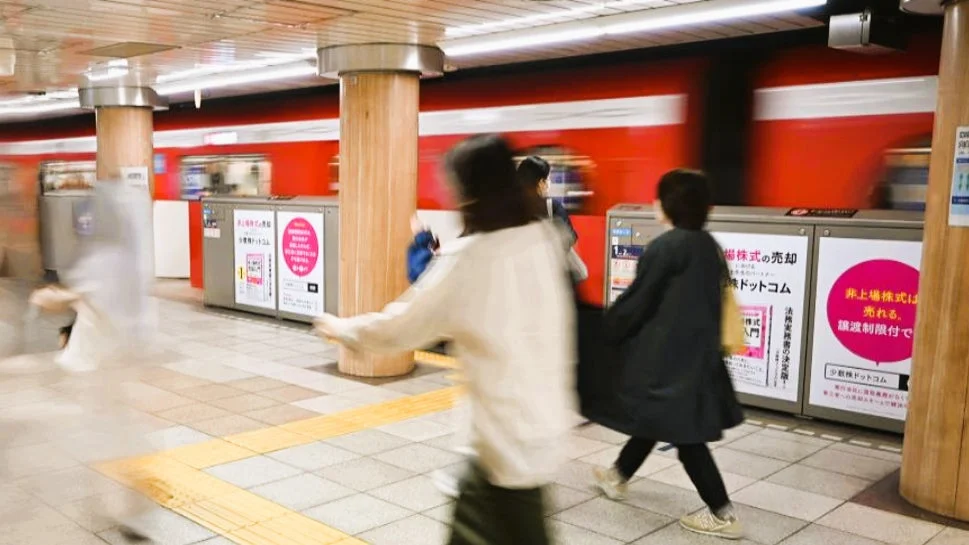 霞ヶ関駅ホーム広告