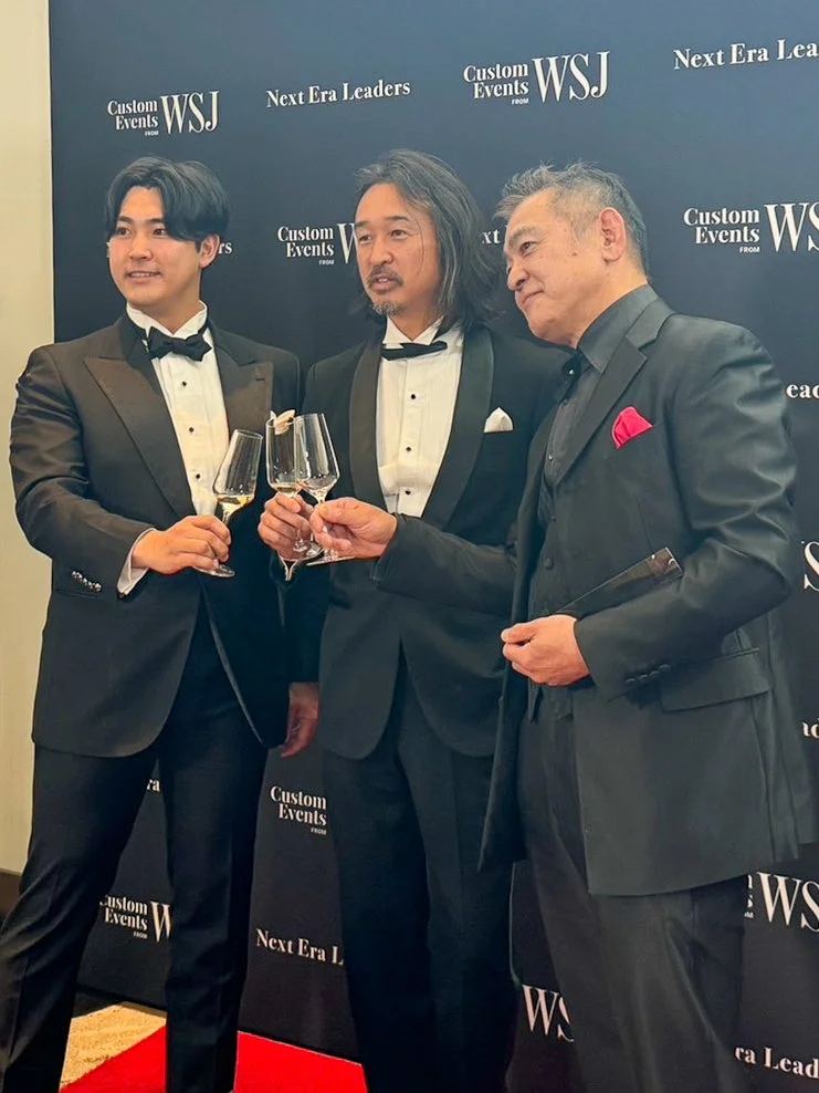 イベント会場で談笑する人々